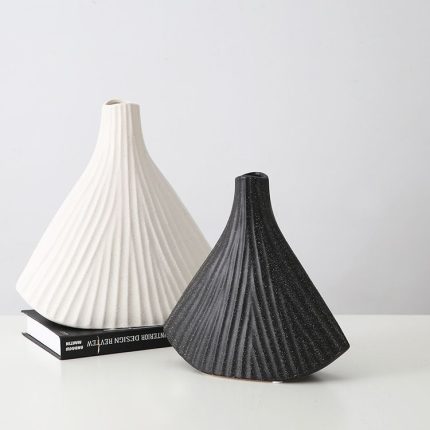 Simple Shell Soft Hand Made Ceramic Vase Decoration Arts For Showroom Hotel Reception